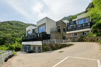 Geojedo Hillstory Kids Pool Villa โรงแรมใกล้สวนสนุกเเมงจงจุค