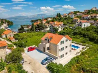 Janie in Splitska with 4 bedrooms and 2 bathrooms Hotels in Splitska