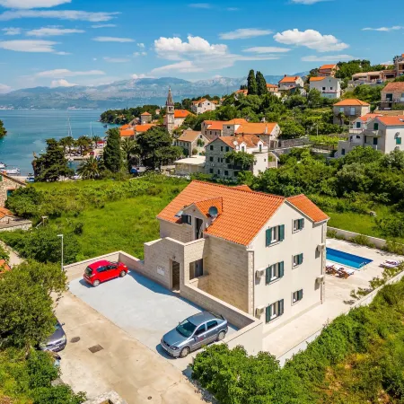Janie in Splitska with 4 bedrooms and 2 bathrooms