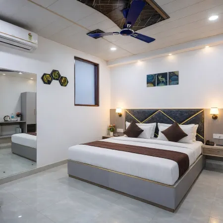 Hotel Warm Welcome Inn 26 - Near Sector 18 Metro Noida