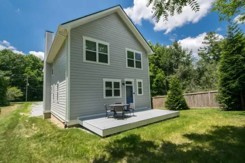 Charming 3BR w Balconies Walk to Flat Rock Playhouse - Homestays