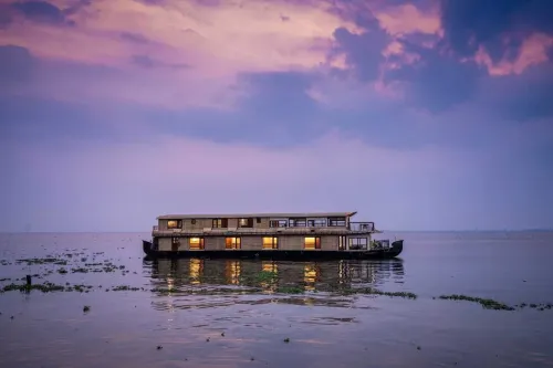 Riverine Kadavil Houseboat = 河畔卡達維爾船屋