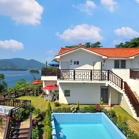 Geoje Flower Pension Отели рядом с достопримечательностью «Тематический бамбуковый парк «Мэнджонджук»»