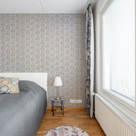 Bright 2BR Apartment with Lake Views