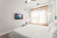 Virelli Apartments Upscale King Suite in the Heart of Orlando w Pool - Condos