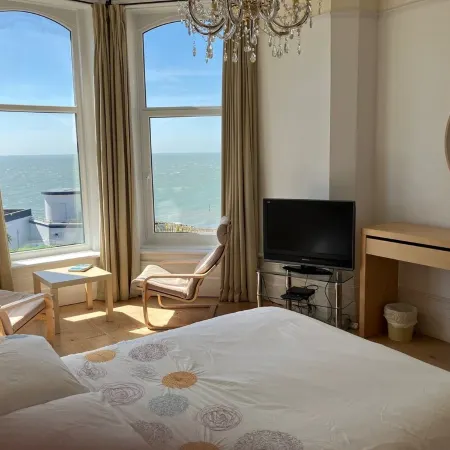 Bermuda House with parking, good sea view and minutes from beach and shops