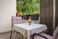 Studio for 2 People - Split Region with Sea View - Close to Commodities - Parkplatz