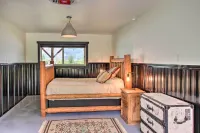 Waterfront Cabin w/ 2 Boat Docks & Mtn Views! - 3 étoiles