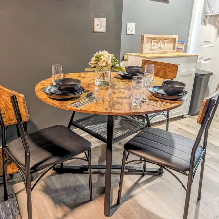 Lovely 4Br Home with King Bed Sleeps 8 & Free Parking