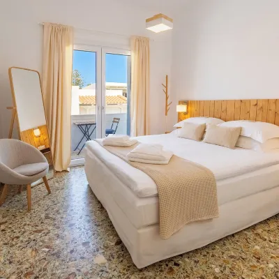 White Rock Milos Suites Отели рядом с достопримечательностью «Пляж Псараволада»