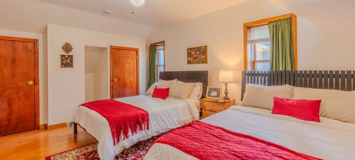 4BDR/2.5BA APT Near Tufts/7 min-Walk to Subway/Free Parking for 2 cars Hotels in Somerville