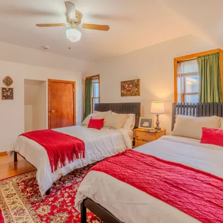 4BDR/2.5BA APT Near Tufts/7 min-Walk to Subway/Free Parking for 2 cars