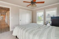 8 Mi to Downtown Modesto! Poolside Escape - 4-Star