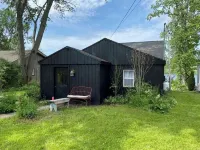 Charming Waneta Lake Front Cottage! Kayaks! Wine Country Flx - Homestays
