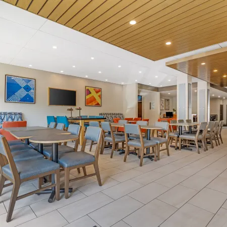 Holiday Inn Express & Suites LANCASTER EAST - STRASBURG by IHG