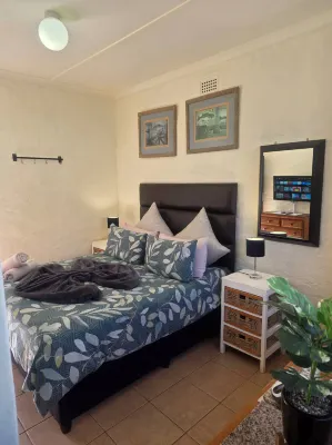 Aloe Self Catering One Bedroom with Kitchenette - 수영장