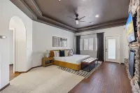 Luxury 6BR Retreat - Pool BBQ Theater and Games - 방갈로