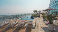 Andaz Capital Gate Abu Dhabi, By Hyatt - Rooftop Pools