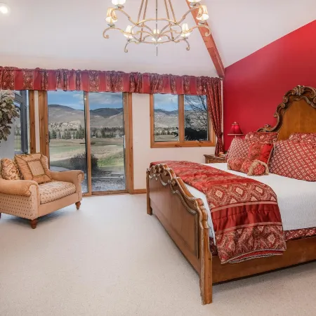 4BD Private Arrowhead Home on Golf Course