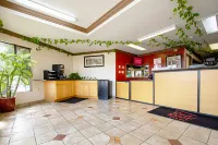 Red Roof Inn & Suites Monterey - parking