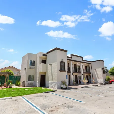 Le Blanc Inn & Suites