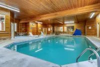 Comfort Suites Salem - Pools