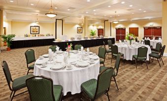 Holiday Inn & Suites Beaufort @ Highway 21