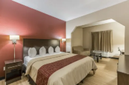 Red Roof Inn & Suites Hinesville - Fort Stewart Hotels in Hinesville