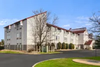 Red Roof Plus+ Boston - Logan Hotels near Square One Mall