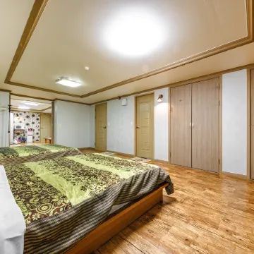 Buan Gyeokpo Chaeseok Resotel Oakville Отели рядом с достопримечательностью «Аквапарк Byeonsan Aqua World»