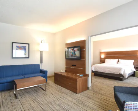 智選假日套房酒店南部的杉木樹叢區 穆爾縣酒店