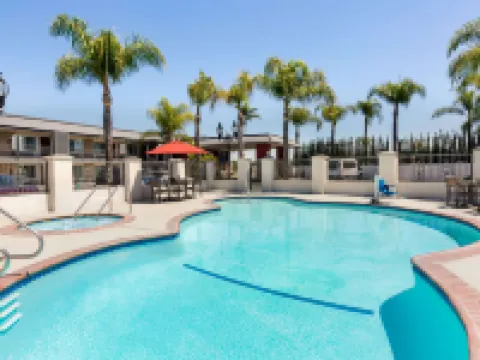 Days Inn & Suites by Wyndham Anaheim at Disneyland Park Hoteles en Anaheim