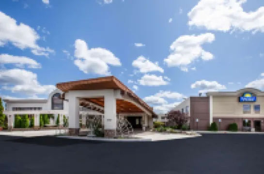 Days Inn & Suites by Wyndham Rochester Hills MI Hotels in Oakland County