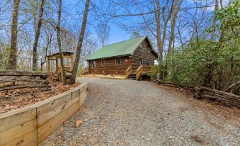 Overlook Retreat Cabin - Charming Cabin Mountain Views with Foosball Firepit