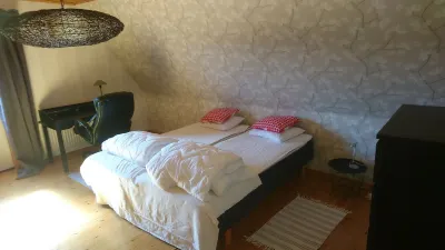 Torp Källtorp B&B Hotels in Шиса