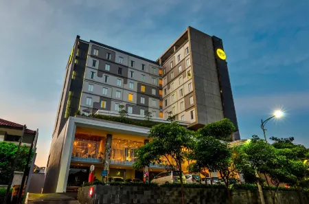 Yello Hotel Jemursari Отели рядом с достопримечательностью «Petra Christian University»