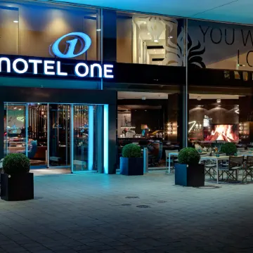 Motel One Hamburg am Michel Отели рядом с достопримечательностью «Ратуша Гамбурга»