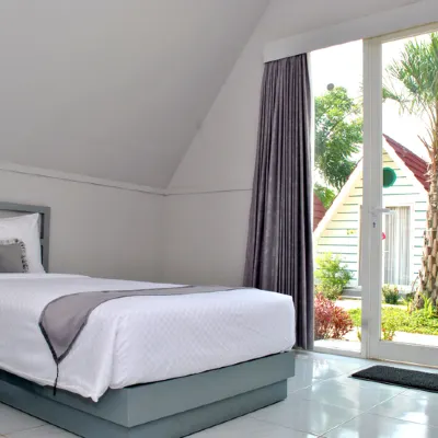Seaside Villa Hotels near Bandengan Beach
