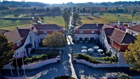 Turim Club Azeitao Hotel Отели рядом с достопримечательностью «HALLO»