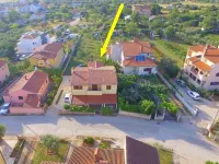 Modern Holiday Home with Pool & 4 Bikes, Near Center
