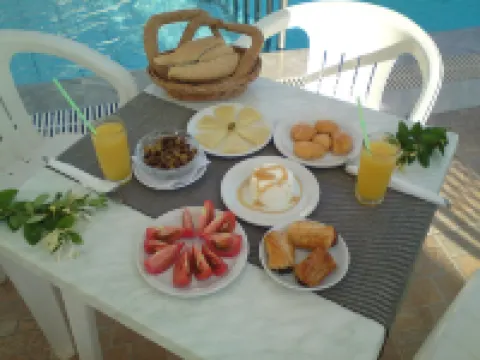 Sunshine Studios & Apartments