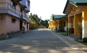 RedDoorz @ Farm Side Hotel Laoag City