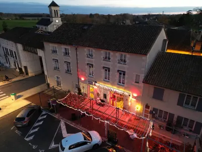 Hôtel Les Deux Porches Hôtels à : Lussac-les-Châteaux