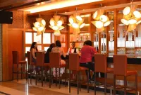 Golden Peacock Resort Hotel - bar