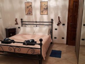 Delightful Rooms with Private Bathrooms in an Independent Apartment with Garden