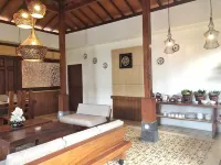 Puri Langenarjan Guest House Hotels in Kraton