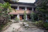 RedDoorz @ Panglima Sudirman Probolinggo Hotels near Gunung Bromo