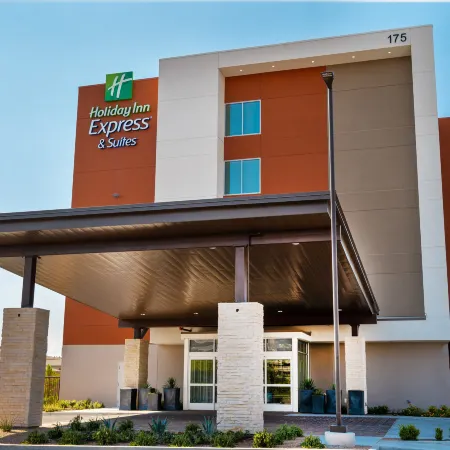 Holiday Inn Express & Suites LAS VEGAS - E TROPICANA by IHG Отели рядом с достопримечательностью «Арена «Томас-энд-Мак Центр»»