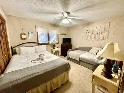 Forest View, Log-Sided Two Bedroom, Two Bath Condo on Lake Ouachita. 2 Condo by Redawning Hotel di Mount Ida