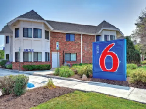 Motel 6 Glenview, IL - Chicago North Hotels in Glenview